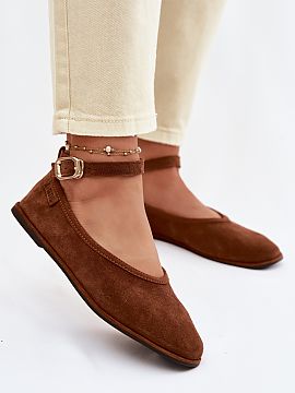 Balerinki Step in style  Baleríny pre dámy z prírodného zamszu značky Big Star sú elegantným modelom s ženským charakterom. Mäkký zamszový zvršok zabezp