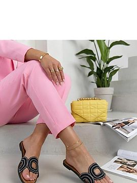 Klapky Solea  Jemné žabky s ozdobnými zirkónmi sú elegantnou ponukou pre ženy, ktoré ocenia pohodlie spojené s decentným leskom. Vyrobené z vyso