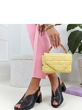 Sandále na podpätku Solea  Elegantné preložené sandále sú ponukou pre ženy, ktoré oceňujú spojenie pohodlia a štýlového vzhľadu. Vyrobené z vysoko kvalit