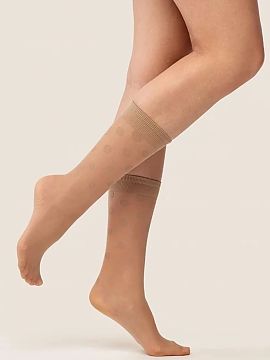 Ponožky Gabriella  Ponožky s puntíkmi Savi sú elegantným a výrazným doplnkom k módnej štýlování. Jemný vzor s puntíkmi dodáva ľahkosť a nadčas