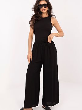 dámske nohavice Italy Moda  Dámske nohavice typu palazzo sú ideálnou ponukou pre ženy, ktoré oceniajú pohodlie a nadčasový štýl. Hladký vzor im dodáva unive