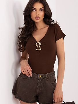 blúzka Italy Moda  Elegátna, priliehavá dámska blúzka je univerzálnou ponukou, ktorá sa skvele hodí na každý deň, do práce, ale aj na štýlové vý