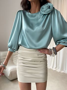 blúzka Roco Fashion  Blúzka Giana je elegantná ponuka vyrobená z vysokej kvality saténovej látky, ktorá jemne odráža svetlo, dodávajúc štýlu jemný l