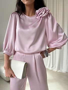 blúzka Roco Fashion  Blúzka Giana je elegantná ponuka vyrobená z vysokej kvality saténovej látky, ktorá jemne odráža svetlo, dodávajúc štýlu jemný l