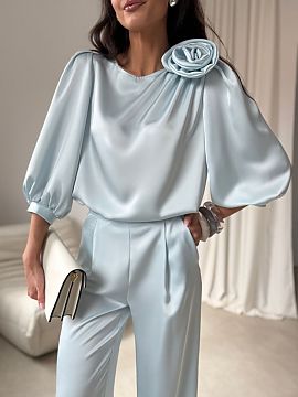 blúzka Roco Fashion  Blúzka Giana je elegantná ponuka vyrobená z vysokokvalitného saténového materiálu, ktorý jemne odráža svetlo, dodávajúc štýlu 