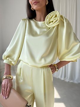 blúzka Roco Fashion  Blúzka Giana je elegantná ponuka vyrobená z vysokej kvality saténového materiálu, ktorý jemne odráža svetlo, dodávajúc outfitu su