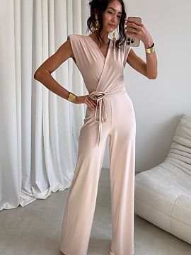 Overal Roco Fashion  Elegantný overal s priliehavým strihom dokonale zdôrazňuje postavu. Klopený výstrih a viazanie v pase mu dodávajú jemný, ženský c