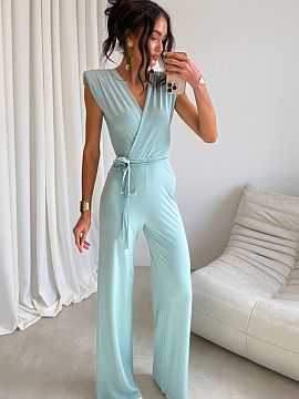 Overal Roco Fashion  Elegantný overal s priliehavým strihom dokonale zdôrazňuje postavu. Zložený výstrih a viazanie v pase mu dodávajú jemný, ženský 