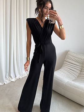 Overal Roco Fashion  Elegantný overal s prispôsobeným strihom dokonale zdôrazňuje postavu. Základný výstrih a viazanie v pase mu dodávajú jemný, žens