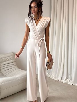 Overal Roco Fashion  Elegantný overal s priliehavým strihom dokonale zdôrazňuje postavu. Plášťový výstrih a viazanie v pase mu dodávajú jemný, žensk