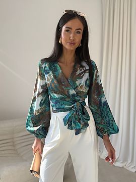 blúzka Roco Fashion  Štýlová blúzka s prekrytým strihom s efektným viazaním v pase jemne zdôrazňuje postavu a pritahuje pozornosť dekoratívnym vzorom.