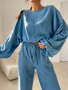 blúzka Roco Fashion  Voľná blúzka v modernom, mierne skrátenom kroji očarí mäkkým padajúcim materiálom a širokými rukávmi s jemným zdrapením. Poho