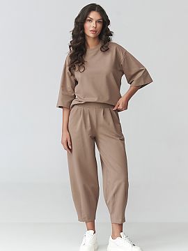 Sada Makadamia  Štýlová ženská dresová súprava je ideálnou ponukou pre ženy, ktoré ocenia pohodlie a módný vzhľad vo svojich každodenných out