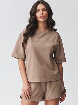 nastaviť Makadamia  Štýlový dámsky set s kraťasmi je ideálnou ponukou pre ženy, ktoré oceňujú pohodlie a moderný, minimalistický štýl. Súprava po