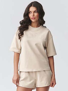 nastaviť Makadamia  Štýlový dámsky set s kraťasmi je ideálnou ponukou pre ženy, ktoré oceniajú pohodlie a moderný, minimalistický štýl. Súprava po