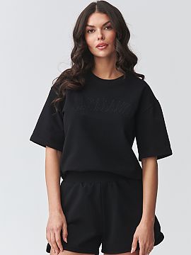 nastaviť Makadamia  Štýlový dámsky set s kraťasmi je ideálnou ponukou pre ženy, ktoré oceniajú pohodlie a moderný, minimalistický štýl. Súprava sa