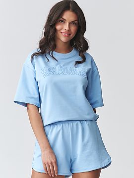 nastaviť Makadamia  Štýlový dámsky set s kraťasmi je ideálnou ponukou pre ženy, ktoré oceniajú pohodlie a moderný, minimalistický štýl. Súprava po