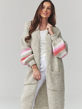 Kardigan Makadamia  Dlhý dámsky sveter je ideálnou ponukou pre ženy, ktoré oceniajú pohodlie a štýl vo svojich každodenných outfitoch. Model v podobe 