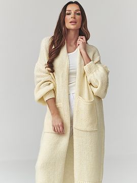 Kardigan Makadamia  Tento dlhý dámsky sveter je ideálnou kombináciou pohodlia, štýlového vzhľadu a funkčnosti. Model vo forme oversized kardigánu sa s