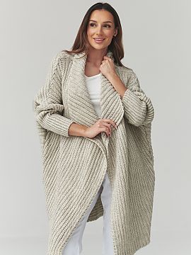 Kardigan Makadamia  Tento dlhý dámsky sveter je skvelou voľbou pre ženy, ktoré oceniajú pohodlie, štýl a nadčasový dizajn. Model vo forme dámskeho ka