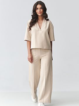 nastaviť Makadamia  Štýlový dámsky set s širokými nohavicami je ideálne spojenie pohodlia a modernnej elegancie. Súprava pozostáva z voľnej blúzky s 