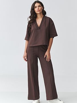 nastaviť Makadamia  Štýlový dámsky set s širokými nohavicami je ideálne spojenie pohodlia a moderné elegance. Súprava pozostáva z voľnej blúzky s v�