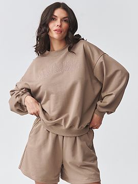 nastaviť Makadamia  Štýlový dresový set je ideálne spojenie pohodlia a moderného dizajnu. Súčasťou setu je oversized mikina s jemným vyšívaním a š