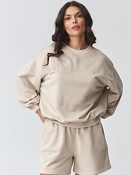 nastaviť Makadamia  Štýlový dresový set je ideálne spojenie pohodlia a moderného dizajnu. Súčasťou setu je oversized mikina s jemným vyšívaním a vo