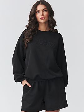 nastaviť Makadamia  Štýlový komplet s dresom je ideálne spojenie pohodlia a moderného dizajnu. Súčasťou setu je oversized mikina s jemným vyšívaním 