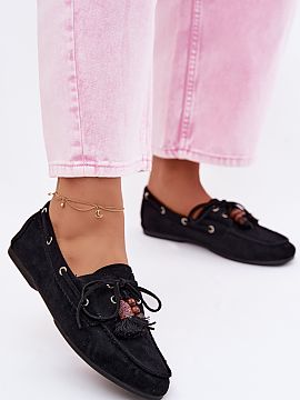 Mokasíny Step in style  Dámske mokasíny z ekokože sú štýlovou ponukou na každý deň. Prednú časť topánky zdobia korálky, reťazcový detail a zaväzova