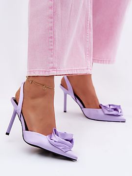 Sandále na podpätku Step in style  Dámske sandále na opätku s lesklým povrchom sú mimoriadne ženský a elegantný návrh, ktorý očarí jemnými detailmi. Ozdobná apli