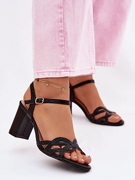 Sandále na podpätku Step in style  Dámske sandále na opätku z lesklého materiálu sú ponukou, ktorá sa ideálne hodí na výnimočné príležitosti. Jemný lesk materi�
