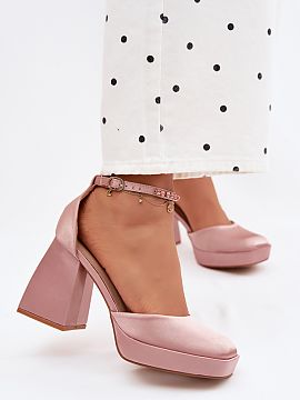Sandále na podpätku Step in style  Dámske sandále s saténovým povrchom na stĺpiku sú štýlovou ponukou pre ženy, ktoré ocenia eleganciu v modernom vydaní. Jemný les