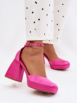 Sandále na podpätku Step in style  Dámske sandále s saténovým povrchom na platforme sú štýlovou ponukou pre ženy, ktoré oceniajú eleganciu v modernej podobe. Jemný 