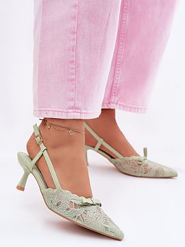 Sandále na podpätku Step in style  Kožené sandále na nízkom podpätku sú mimoriadne ženský a elegantný návrh, ideálny na špeciálne príležitosti. Jemná čipka im