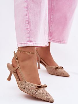 Sandále na podpätku Step in style  Čipkované dámske sandále na nízkom opätku sú mimoriadne ženskou a elegantnou ponukou, ideálnou na špeciálne príležitosti. Jemn�
