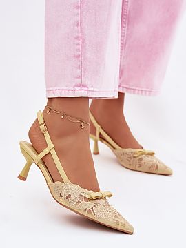 Sandále na podpätku Step in style  Krajkové dámske sandále na nízkom podpätku sú mimoriadne ženský a elegantný návrh, ideálny na špeciálne príležitosti. Jemná 