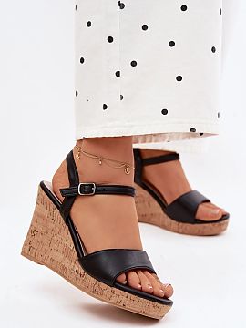 Sandále na podpätku Step in style  Dámske sandále na klinovom podpätku sú ideálnou kombináciou pohodlia a letného štýlu. Prirodzene vyzerajúci podpätok im dodáva �