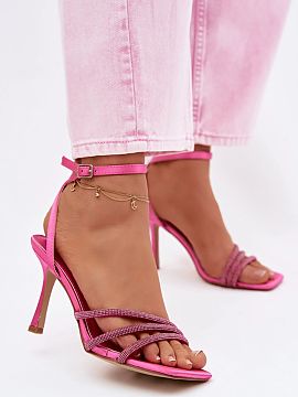 Sandále na podpätku Step in style  Dámske sandále na opätku s páskami zdobenými cyrkonmi sú ideálnou voľbou pre ženy, ktoré chcú pridať svojim štýlovým kombiná