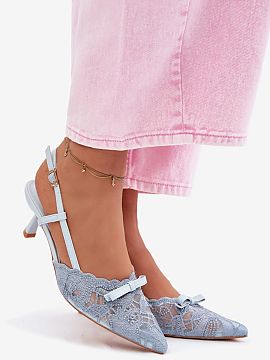 Sandále na podpätku Step in style  Čipkované sandále na nízkom podpätku sú mimoriadne ženský a elegantný návrh, ideálny na špeciálne príležitosti. Jemná čipka