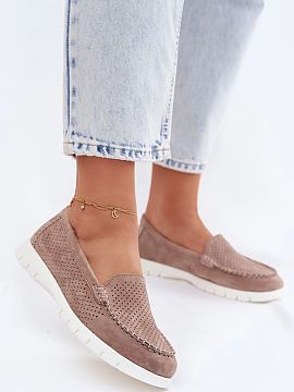 Mokasíny Step in style  Mokasíny od značky Vinceza sú ideálnou voľbou pre ženy, ktoré oceniajú pohodlie a nadčasový štýl. Vyrobené z semišovej kože, 