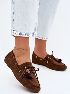 Mokasíny Step in style  Dámske mokasíny z ekokože sú štýlovou ponukou na každý deň. Na špičke topánky sú ozdoby z korálkov, strapcov a zaväzovania vo