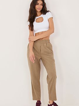 zamatové nohavice Rue Paris  Zamatové nohavice typu paperbag sú štýlovou a pohodlnou ponukou na každý deň a do práce. Vysoký pás s gumou krásne zdôrazňuje p