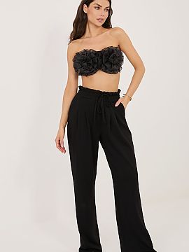 Tepláky Rue Paris  Nohavice typu straight leg sú spojením pohodlia a moderného štýlu, ideálne na každý deň. Model s vysokým pásom a záhybom v pase 