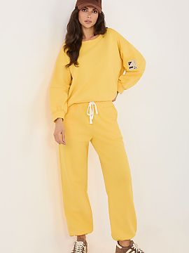 nastaviť Rue Paris  Kompletný športový odev pozostávajúci z mikiny a nohavíc je ideálnou ponukou pre každodenné nosenie pre ľudí, ktorí ocenia pohod