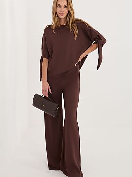 nastaviť Relevance  Dámska súprava pozostávajúca z blúzky a nohavíc je pohodlná a štýlová ponuka na každý deň aj do práce. Vyrobená z mäkkej a p