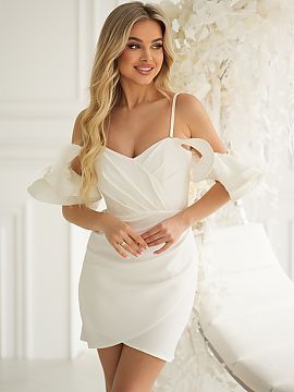 Spoločenské šaty Bicotone  Elegantné mini šaty s vyrezávanou liniou ramien. Prispôsobený strih s plisovaným výstrihom a asymetrickým dnom podčiarkuje postavu,