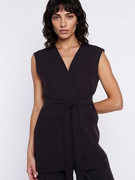Vesta Nife  Štýlový dámsky vestička s krojom regular fit je elegantný a moderný prvok šatníka, ktorý skvele padne do každodenných aj viac fo