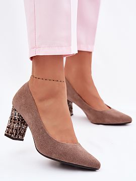Lodičky na opätku Step in style  Topánky značky Sergio Leone sú návrhom, ktorý očarí eleganciou a nadčasovým vzhľadom. Vyrobené z mäkkého ekokože vyzerajú mim