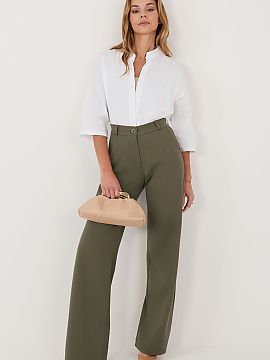 Dámske tričko Factory Price  Košeľa dámska s klasickým strihom je elegantný a univerzálny návrh, ideálny tak do každodenného života, ako aj do práce. Jej hla